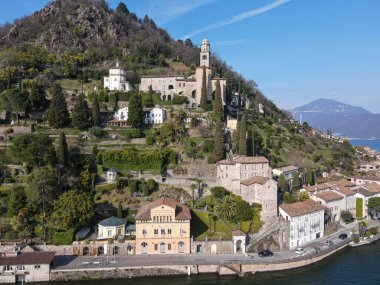 İsviçre 'deki geleneksel Morcote köyünde insansız hava aracı görüntüsü