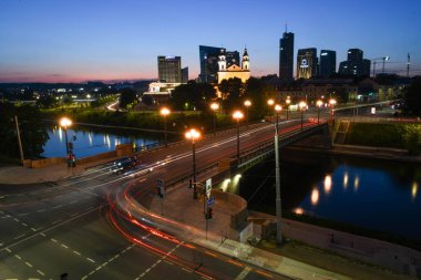 Vilnius 'un Litvanya' daki gece manzarası