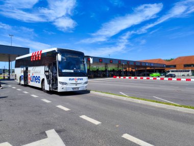 Kamenny Log, Belarus - 31 Mayıs 2024: Kamenny Log 'dan Litvanya ile Belarus arasındaki sınırı geçen otobüs