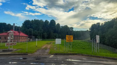 Kamenny Log, Belarus - 31 Mayıs 2024: Kamenny Log 'dan Litvanya ile Belarus arasındaki sınırı geçen otobüs