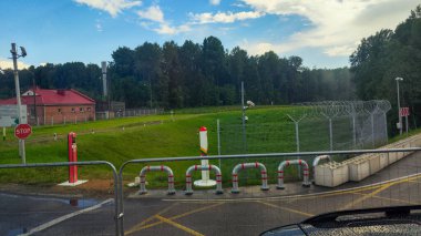 Kamenny Log, Belarus - 31 Mayıs 2024: Kamenny Log 'dan Litvanya ile Belarus arasındaki sınırı geçen otobüs