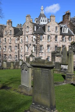 Edinburgh, İskoçya - 29 Mart 2024: İskoçya 'daki Greyfriars Kirkyard mezarlığında