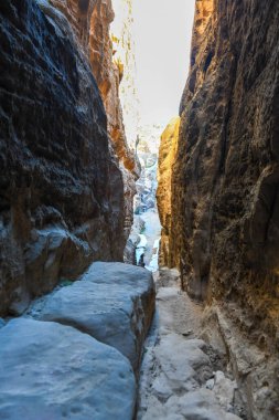 Ürdün 'deki küçük Petra' ya bakın.