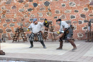 Mir, Belarus - 29 Mayıs 2024: Beyaz Rusya 'daki Mir kalesinde bir şövalye düellosunun yeniden canlandırılması