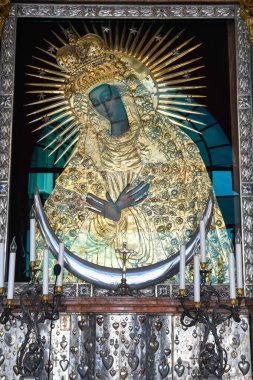 Litvanya 'daki Vilnius kilisesinin kapısındaki siyah Madonna' ya bakın.