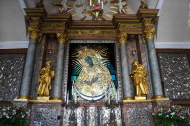 Litvanya 'daki Vilnius kilisesinin kapısındaki siyah Madonna' ya bakın.