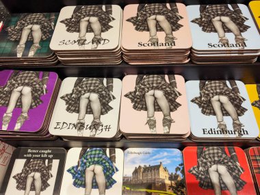 Edinburgh, İskoçya - 30 Mart 2024: İskoçya 'daki Edinburgh' da bir dükkanda bardak altlığı iç