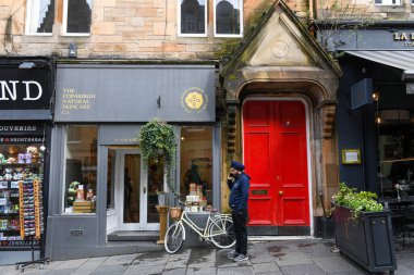 Edinburgh, İskoçya - 29 Mart 2024: İskoçya 'da Edinburgh' da bir evin önündeki adam