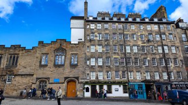 Edinburgh, İskoçya - 29 Mart 2024: İskoçya 'daki eski Edinburgh kasabası