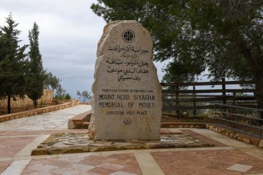 Nebo Dağı, Ürdün - 24 Ocak 2024: Ürdün 'deki Nebo Dağı' nda anıt heykel