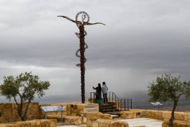 Nebo Dağı, Ürdün - 24 Ocak 2024: Ürdün 'deki Nebo Dağı' nda anıt heykel