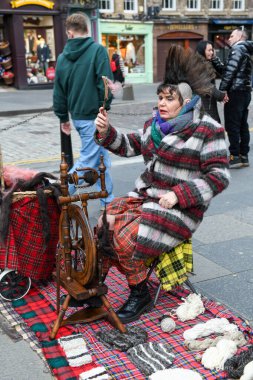 Edinburgh, İskoçya - 30 Mart 2024: İskoçya 'daki Edinburgh' da geleneksel yün işçisi kadın