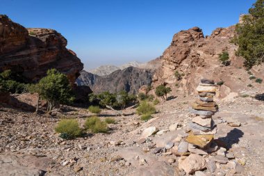 Ürdün 'deki Petra' nın Ad Deir manastırı yakınındaki kanyona bak.