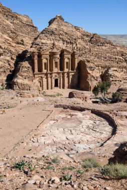 Ürdün 'deki Petra Ad Deir Manastırı' na bakın.