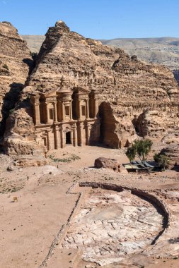 Ürdün 'deki Petra Ad Deir Manastırı' na bakın.