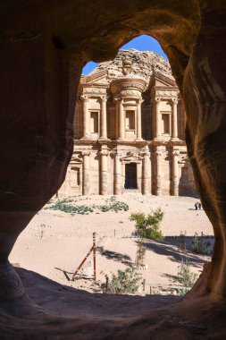 Ürdün 'deki Petra Ad Deir Manastırı' na bakın.