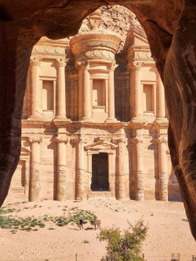 Ürdün 'deki Petra Ad Deir Manastırı' na bakın.