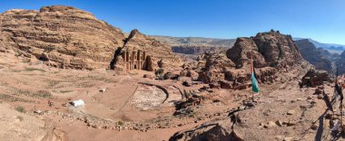 Ürdün 'deki Petra Ad Deir Manastırı' na bakın.