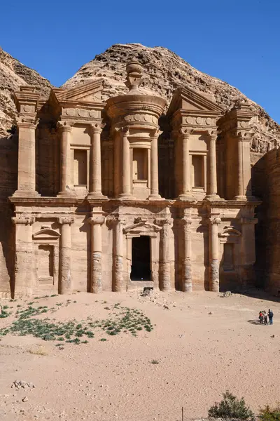 Ürdün 'deki Petra Ad Deir Manastırı' na bakın.