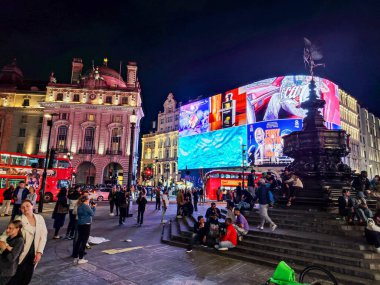Londra, İngiltere - 18 Mayıs 2024: Londra 'daki Piccadilly Sirki' nde gece görüntüsü