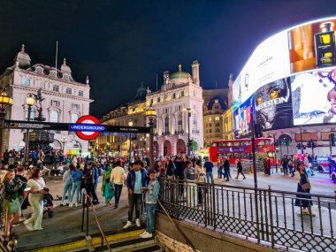 Londra, İngiltere - 18 Mayıs 2024: Londra 'daki Piccadilly Sirki' nde gece görüntüsü