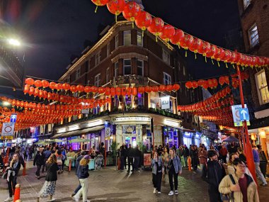 Londra, İngiltere - 18 Mayıs 2024: İngiltere 'deki Çin Mahallesi' nde gece manzarası