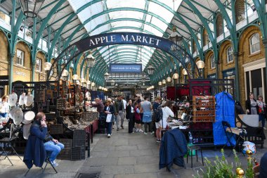 Londra, İngiltere - 20 Mayıs 2024: İngiltere 'deki Covent Garden' da