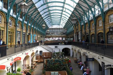 Londra, İngiltere - 20 Mayıs 2024: İngiltere 'deki Covent Garden' da