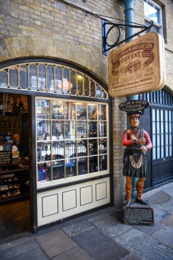 Londra, İngiltere - 20 Mayıs 2024: İngiltere 'de Covent Garden' da bir dükkan