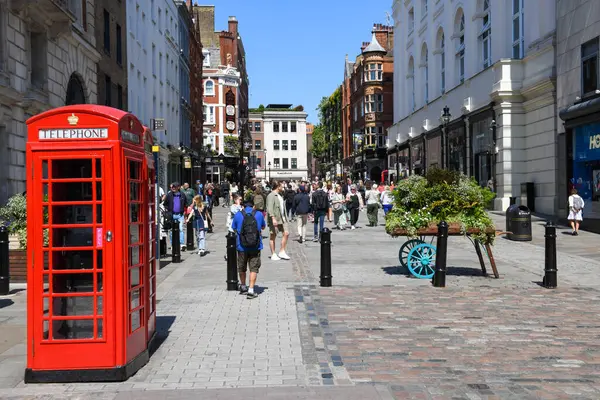 Londra, İngiltere - 20 Mayıs 2024: İngiltere 'deki Covent Garden' da