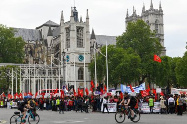 Londra, İngiltere - 18 Mayıs 2024: İngiltere 'deki Londra' da Kaplan Yanlısı Tamul gösterisindeki insanlar