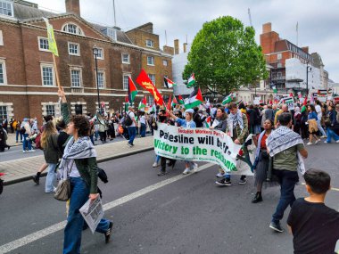Londra, İngiltere - 18 Mayıs 2024: İngiltere 'de Filistin yanlısı bir gösteride insanlar