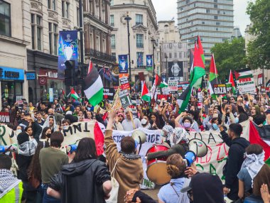 Londra, İngiltere - 18 Mayıs 2024: İngiltere 'de Filistin yanlısı bir gösteride insanlar