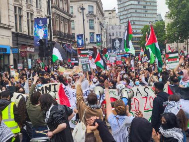 Londra, İngiltere - 18 Mayıs 2024: İngiltere 'de Filistin yanlısı bir gösteride insanlar