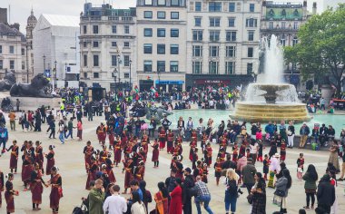 Londra, İngiltere - 18 Mayıs 2024: İngiltere 'de Filistin yanlısı bir gösteride insanlar