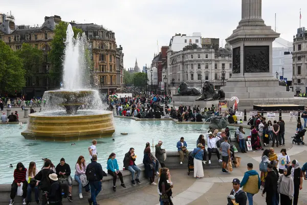 Londra, İngiltere - 18 Mayıs 2024: İngiltere 'de Filistin yanlısı bir gösteride insanlar