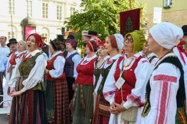 Vilnius, Litvanya - 26 Mayıs 2024: Litvanya 'da Vilnius' ta halk kıyafetleri içinde şarkı söyleyen insanlar