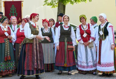 Vilnius, Litvanya - 26 Mayıs 2024: Litvanya 'da Vilnius' ta halk kıyafetleri içinde şarkı söyleyen insanlar