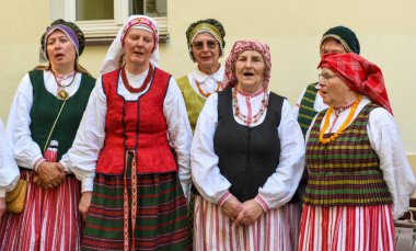 Vilnius, Litvanya - 26 Mayıs 2024: Litvanya 'da Vilnius' ta halk kıyafetleri içinde şarkı söyleyen insanlar