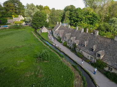 Bibury, İngiltere - 19 Mayıs 2024: İngiltere 'deki Bibury köyünde insansız hava aracı görüntüsü