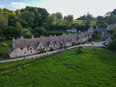 Bibury, İngiltere - 19 Mayıs 2024: İngiltere 'deki Bibury köyünde insansız hava aracı görüntüsü