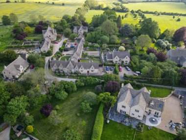 Bibury, İngiltere - 19 Mayıs 2024: İngiltere 'deki Bibury köyünde insansız hava aracı görüntüsü