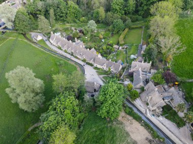 İngiltere 'nin Bibury köyünde insansız hava aracı görüntüsü