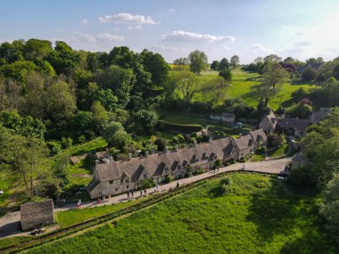 Bibury, İngiltere - 19 Mayıs 2024: İngiltere 'deki Bibury köyünde insansız hava aracı görüntüsü