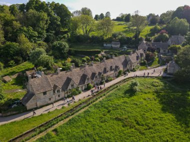 Bibury, İngiltere - 19 Mayıs 2024: İngiltere 'deki Bibury köyünde insansız hava aracı görüntüsü