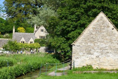 Bibury, İngiltere - 19 Mayıs 2024: İngiltere 'deki Bibury köyüne bakın
