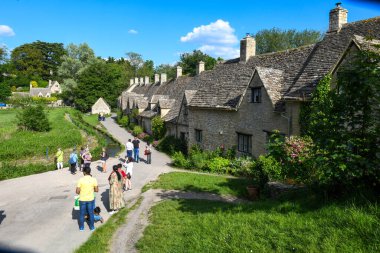 Bibury, İngiltere - 19 Mayıs 2024: İngiltere 'deki Bibury köyüne bakın