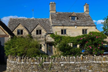 İngiltere 'deki Bibury köyüne bakın.