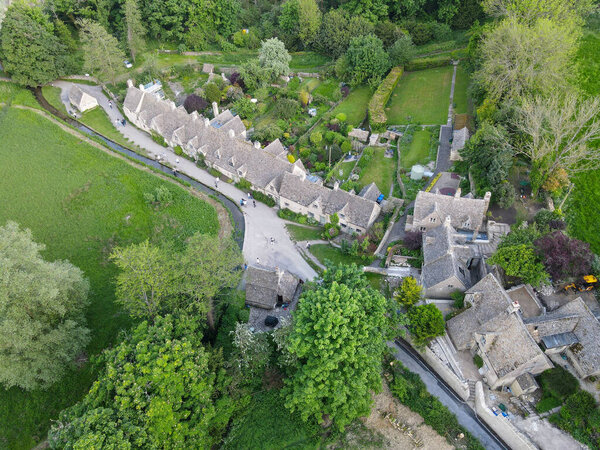 Бибери, Англия - 19 мая 2024 года: вид с дрона на деревню Бибери на Англию