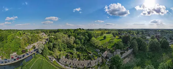 İngiltere 'nin Bibury köyünde insansız hava aracı görüntüsü